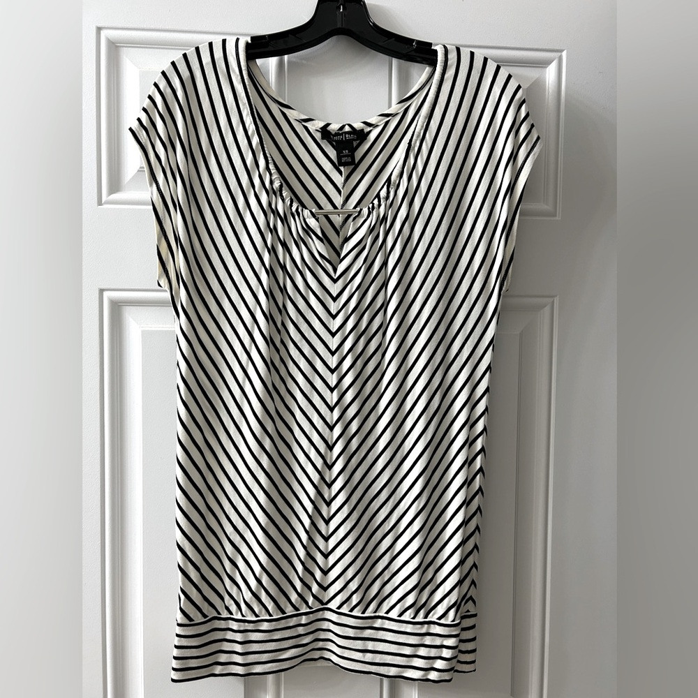 🖤🤍White House Black Market striped V neck